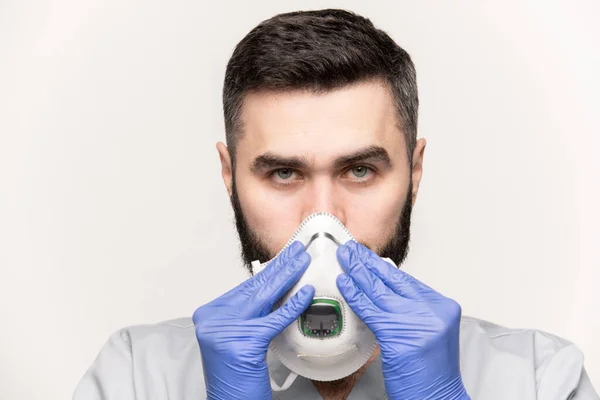 Clínico Sério Uniforme Médico Luvas Proteção Olhando Para Você Colocar — Fotografia de Stock