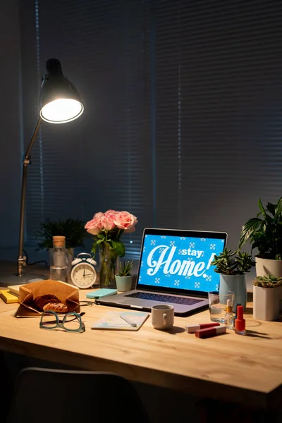 Lámpara Sobre Mesa Madera Con Flores Plantas Domésticas Laptop Snack —  Fotos de Stock