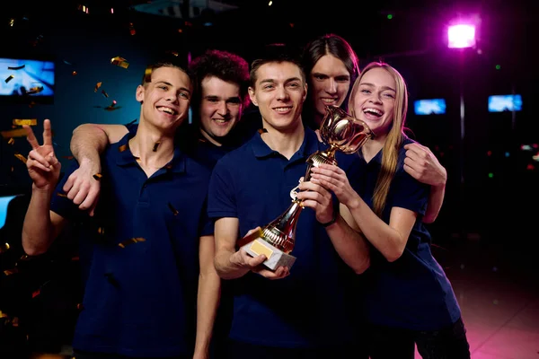 一队兴奋的青少年选手站在摄像机前 为他们的胜利颁奖 — 图库照片