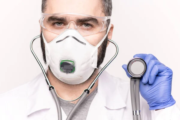 Rosto Jovem Clínico Whitecoat Respirador Luvas Óculos Segurando Estetoscópio Enquanto — Fotografia de Stock