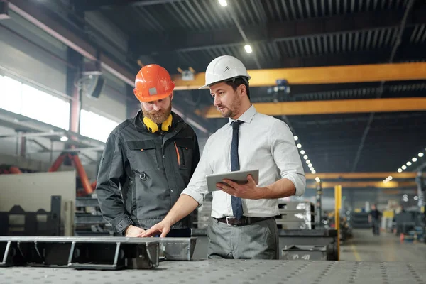 Kierownik Przemysłu Tabletem Rozmawiającym Pracownikiem Badającym Produkowane Części Metalowe Fabryce — Zdjęcie stockowe