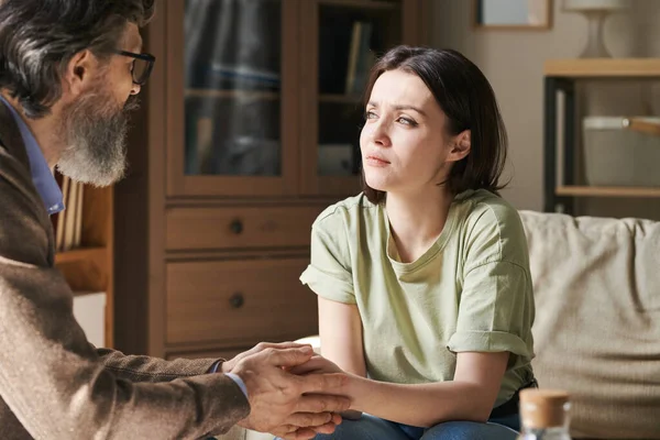 Jonge Ongelukkige Brunette Vrouw Casualwear Zitten Bank Voorkant Van Leeftijd — Stockfoto