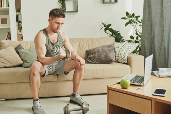 Spor Kıyafetli Genç Adam Oturma Odasındaki Halterler Için Halterle Egzersiz — Stok fotoğraf