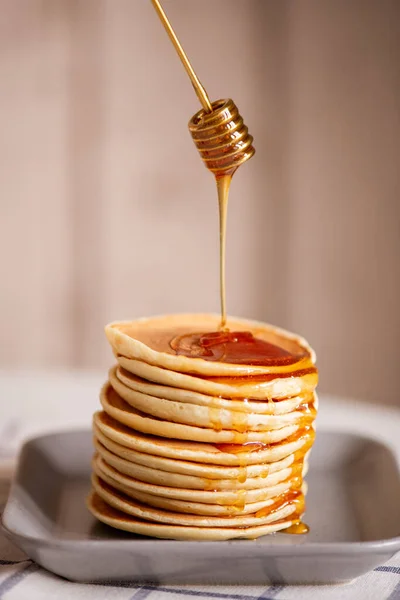 Miel Fresca Sabrosa Que Vierte Parte Superior Apetecible Pila Panqueques — Foto de Stock