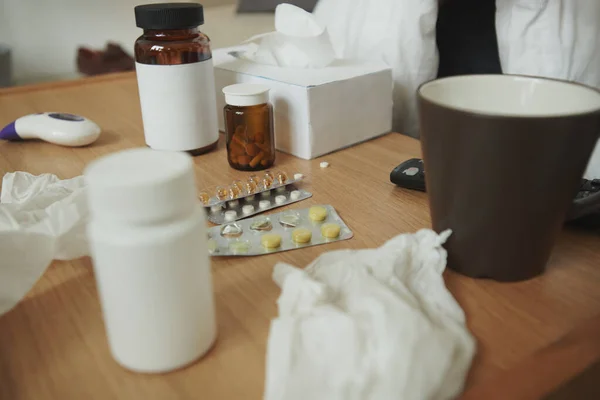 Table Bois Avec Tasse Brune Mouchoirs Papier Variété Médicaments Bouteilles — Photo