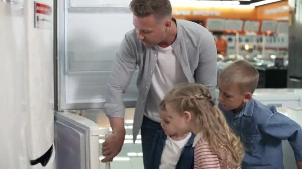 Padre Dos Hijitas Hijo Abriendo Refrigerador Mirando Dentro Mientras Compran — Vídeos de Stock