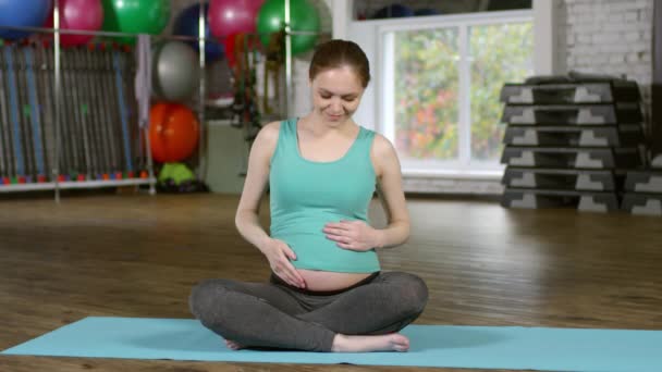 Portret Van Een Liefhebbende Zwangere Vrouw Zittend Lotus Poseren Yoga — Stockvideo