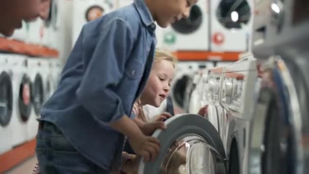 Izgalmas Kislányok Fiúk Együtt Futnak Mosógéphez Belenéznek Dobba Miközben Apával — Stock videók