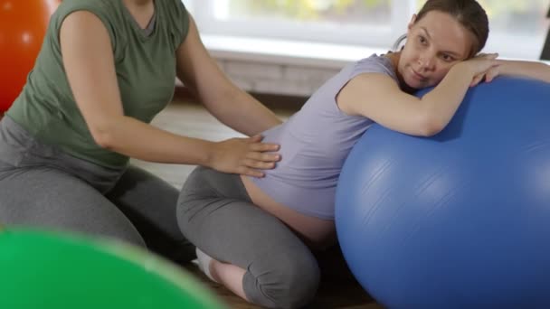 Tilt Aufnahme Einer Schwangeren Frau Die Auf Dem Boden Sitzt — Stockvideo