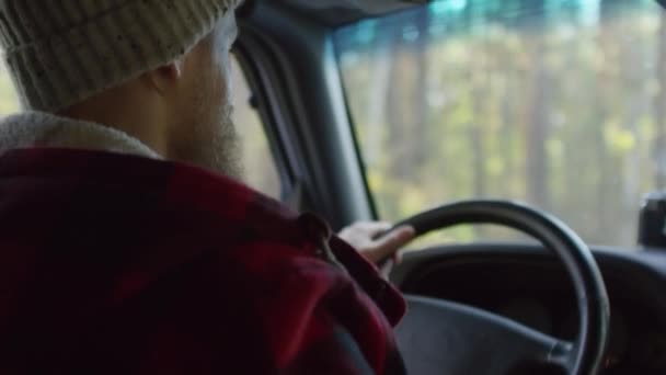 Medium Schot Van Jonge Man Met Baard Zittend Bestuurdersstoel Auto — Stockvideo