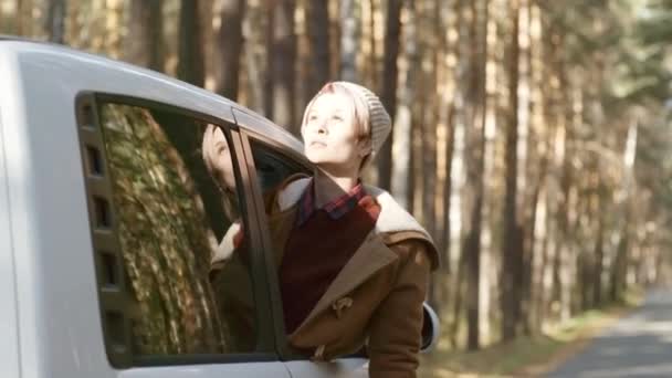 Siga Foto Una Joven Viajando Coche Través Carretera Forestal Otoño — Vídeo de stock