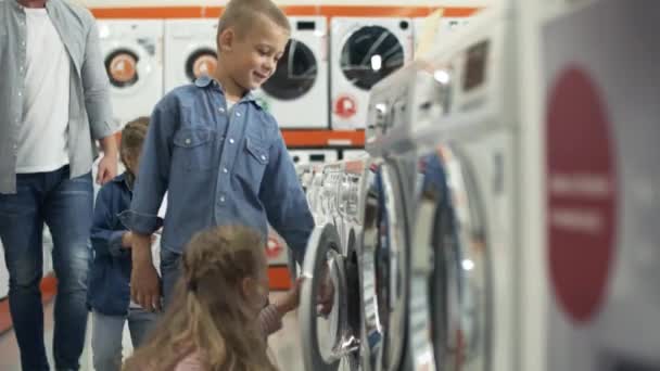Twee Kleine Meisjes Jongen Lopen Samen Naar Wasmachine Kijken Trommel — Stockvideo