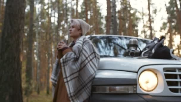 Bereli Rahat Beyaz Bir Kadının Arabasının Yanında Durup Ormanda Sıcak — Stok video