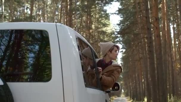 Följ Bilden Avslappnad Ung Kvinna Mössa Njuter Frisk Luft Bilfönstret — Stockvideo