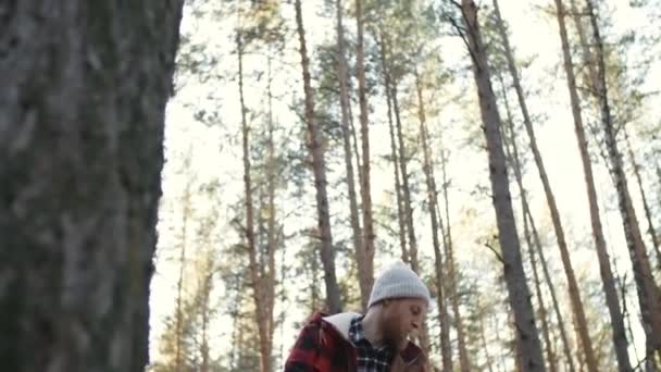 Bereli Sakallı Bir Gencin Orman Yolunda Arabanın Çatısında Oturup Kamerayla — Stok video