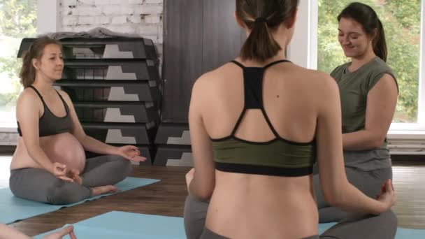 Medium Shot Van Lachende Vrouwelijke Yoga Trainer Met Behulp Van — Stockvideo