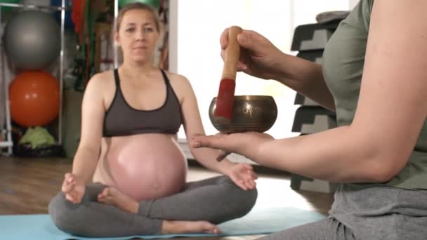 Colpo Medio Allenatore Yoga Irriconoscibile Utilizzando Ciotola Tibetana Aiutare Donna — Video Stock