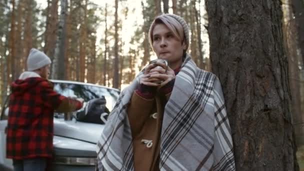 Medium Skott Ung Kaukasisk Kvinna Står Vid Trädet Och Håller — Stockvideo