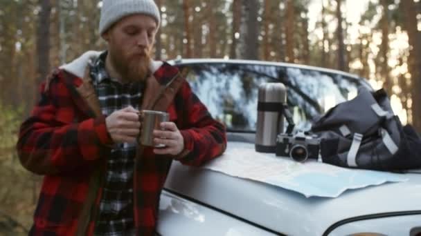 Zooma Medium Shot Skäggiga Manliga Resenären Står Vid Crossover Bil — Stockvideo