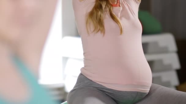 Tilt Μέσο Πλάνο Της Εγκύου Γυναίκα Εξάσκηση Κινήσεις Βραχίονα Γιόγκα — Αρχείο Βίντεο