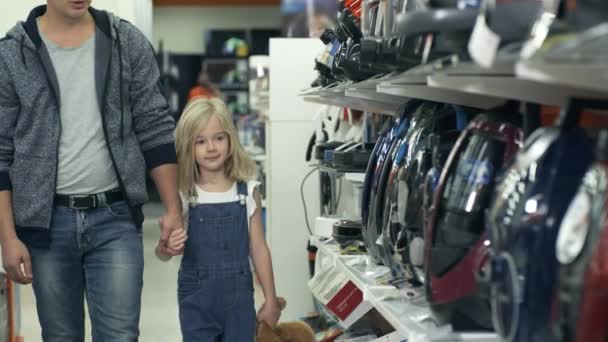 Padre Cogido Mano Con Hermosa Hija Pequeña Mientras Camina Tienda — Vídeos de Stock