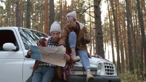 Młoda Para Beanies Relaks Podczas Podróży Samochodem Dyskusji Miejsc Odwiedzenia — Wideo stockowe