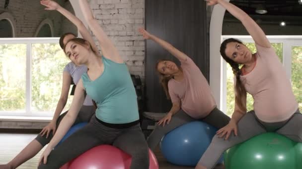 Grupo Cuatro Mujeres Embarazadas Jóvenes Sentadas Bolas Estabilidad Gimnasio Practicando — Vídeos de Stock