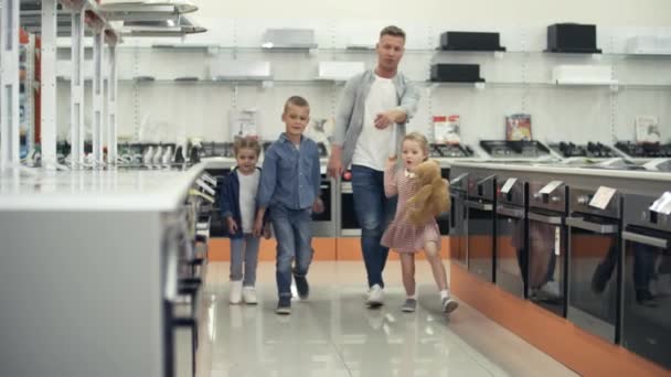 Speelse Kleine Kinderen Genieten Van Winkelen Met Vader Familie Wandelen — Stockvideo