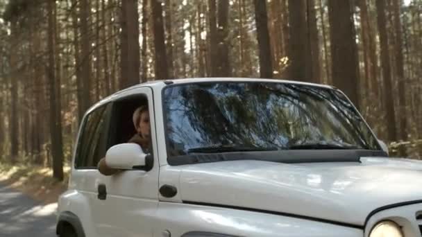 Siga Toma Cruce Plata Moviéndose Través Carretera Forestal Mujer Joven — Vídeos de Stock