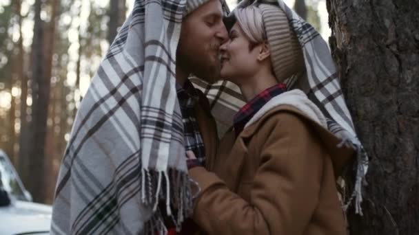 Mediana Toma Tierna Joven Pareja Caucásica Pasar Tiempo Juntos Bosque — Vídeos de Stock