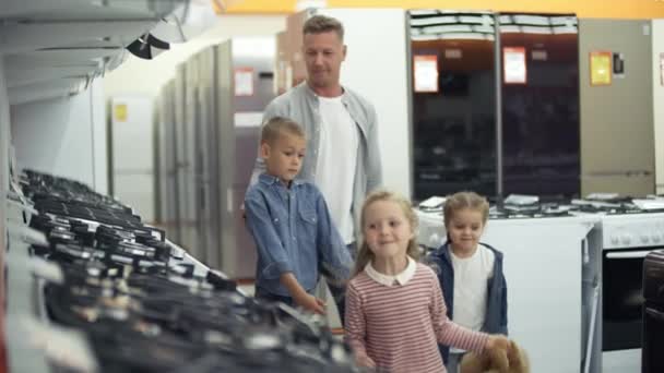 Milující Táta Chodí Hravými Dcerami Synem Obchodě Spotřebiči Usmívá Diskuse — Stock video