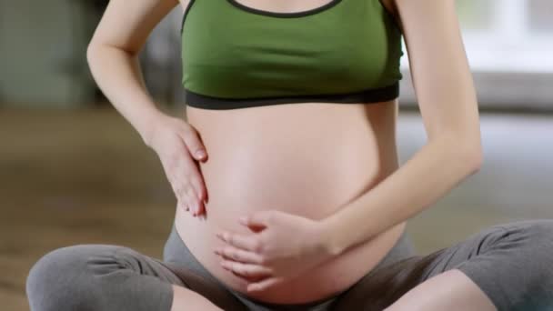 Inclinez Plan Moyen Femme Enceinte Assise Dans Pose Lotus Caressant — Video