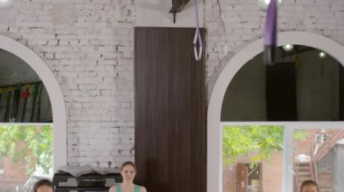 Dengeli topların üzerinde oturan ve fitness dersinden önce ısınan bir grup hamile kadının fotoğrafını çek.