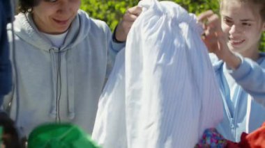 Seçimlere katılan tanınmayan politikacıların tartışmalara ve alkışlara maruz kaldıkları ekran görüntülerini böl