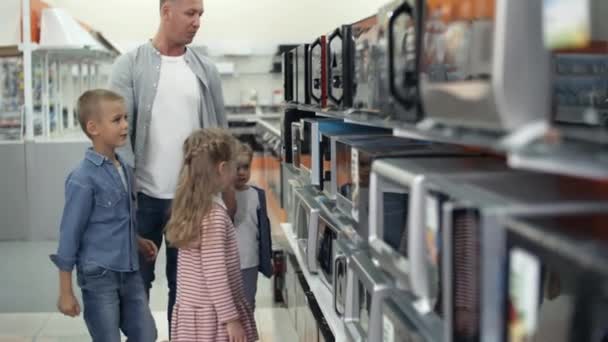 Dos Niñas Hermano Sonriendo Hablando Mientras Eligen Horno Microondas Junto — Vídeos de Stock