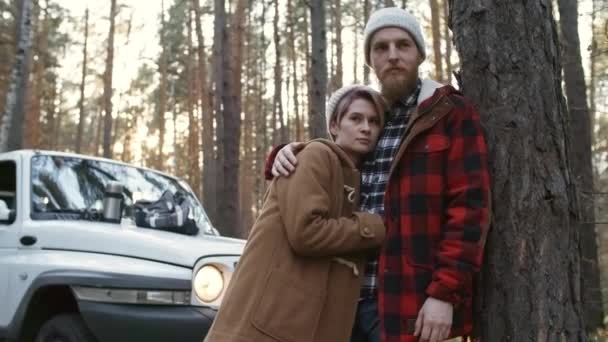 Jovem Casal Caucasiano Beanies Junto Árvore Bela Floresta Desfrutando Natureza — Vídeo de Stock