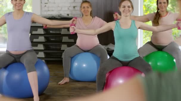 Grupa Czterech Ciężarnych Kobiet Powtarzających Ćwiczenia Treningu Fitness Wykonujących Ulotki — Wideo stockowe