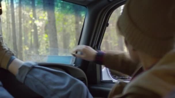 Medelhög Bild Ung Kvinna Sitter Bilen Tittar Genom Fönstret Pratar — Stockvideo