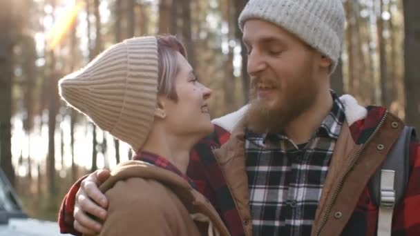Střední Záběr Milující Pár Objímání Mluvení Spolu Během Lesní Výlet — Stock video