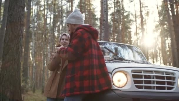 Aimer Les Jeunes Couples Manger Des Sandwichs Avoir Une Conversation — Video