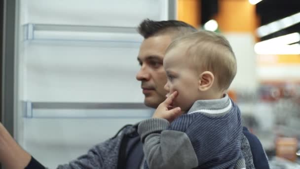 Pai Segurando Bonito Bebê Filho Nos Braços Abrir Porta Geladeira — Vídeo de Stock