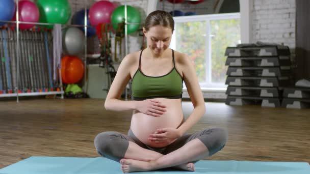 Portret Van Een Fitte Zwangere Vrouw Sportkleding Zittend Lotushouding Een — Stockvideo