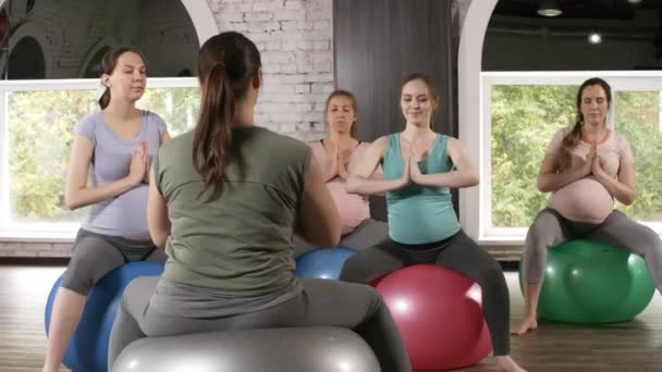 Группа Молодых Беременных Женщин Тренер Фитнесу Сидят Шарах Стабильности Спортзале — стоковое видео