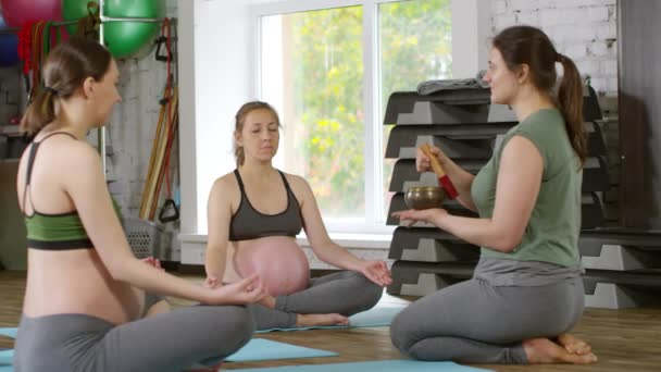 Tres Mujeres Embarazadas Sentadas Loto Posan Colchonetas Yoga Escuchan Sonidos — Vídeos de Stock