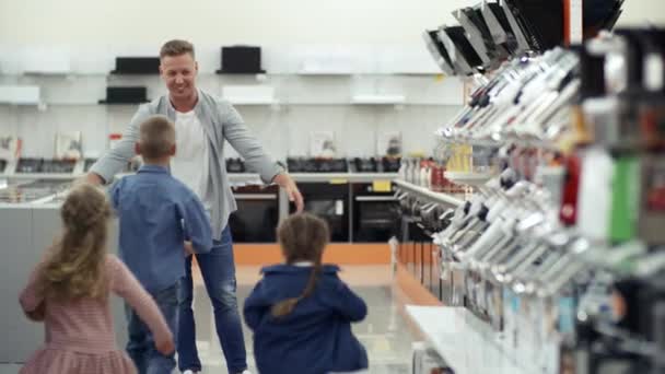 Šťastné Malé Děti Běží Tátovi Obchodě Spotřebiči Dostat Vzrušení Zatímco — Stock video