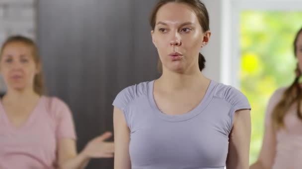 Luta Ner Skott Koncentrerad Gravid Kvinna Tränar Andningsövningar För Avkoppling — Stockvideo