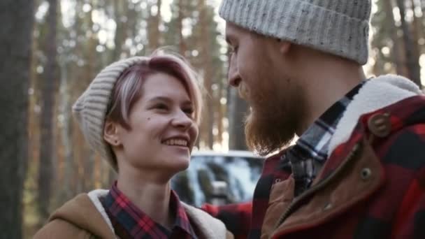 Média Foto Jovem Casal Afetuoso Beanies Beijando Abraçando Uns Aos — Vídeo de Stock