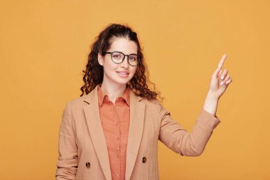 Siyah uzun dalgalı saçlı genç bir öğretmen size bakıyor ve telif boşluğunu işaret ediyor.