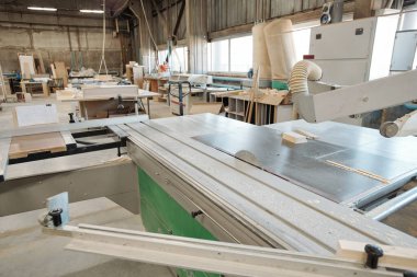 Büyük bir modern fabrikanın atölyelerinden birinde büyük bir endüstriyel makine ya da mobilya üretimi için çalışma ekipmanı