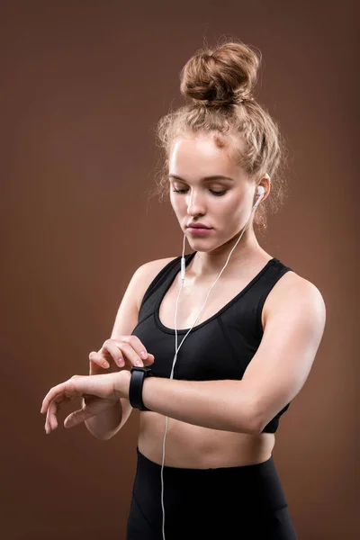 Mujer Activa Forma Joven Ropa Deportiva Negra Auriculares Mirando Reloj —  Fotos de Stock